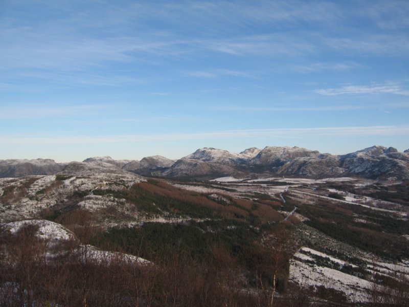 langabergmedreinaknutenibakgrunnen.jpg