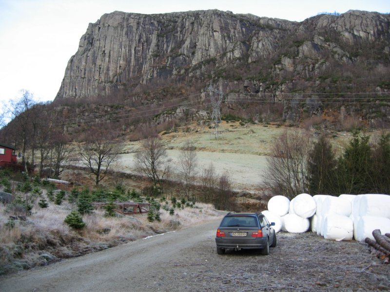 parkeringlangsveienunderkyrkjefjellet.jpg