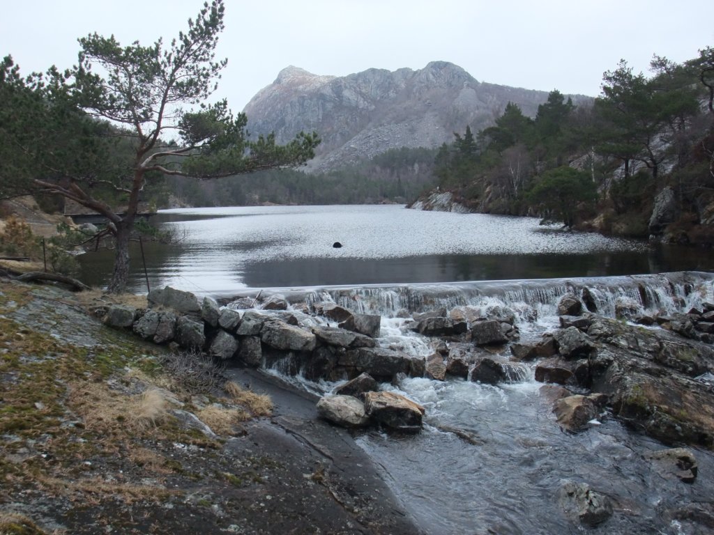 fossvatnetmedspjtavollstolenibakgrunnen.jpg