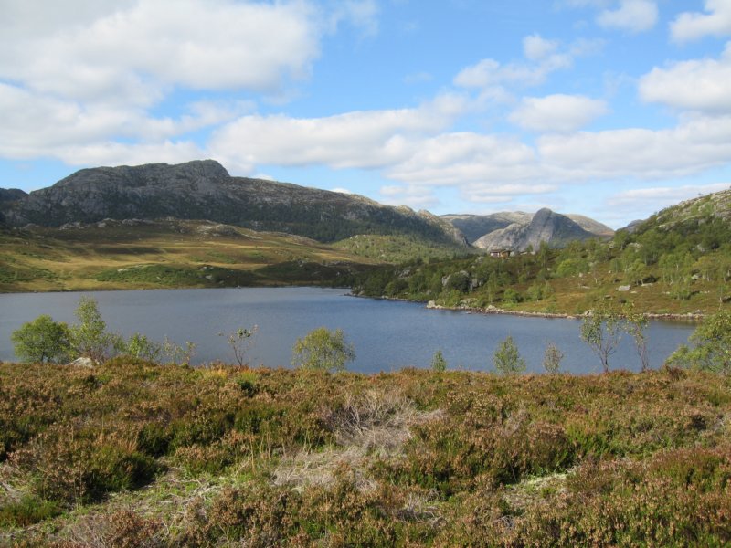 stlsvatnetmedfrafjordhattenibakgrunnen.jpg