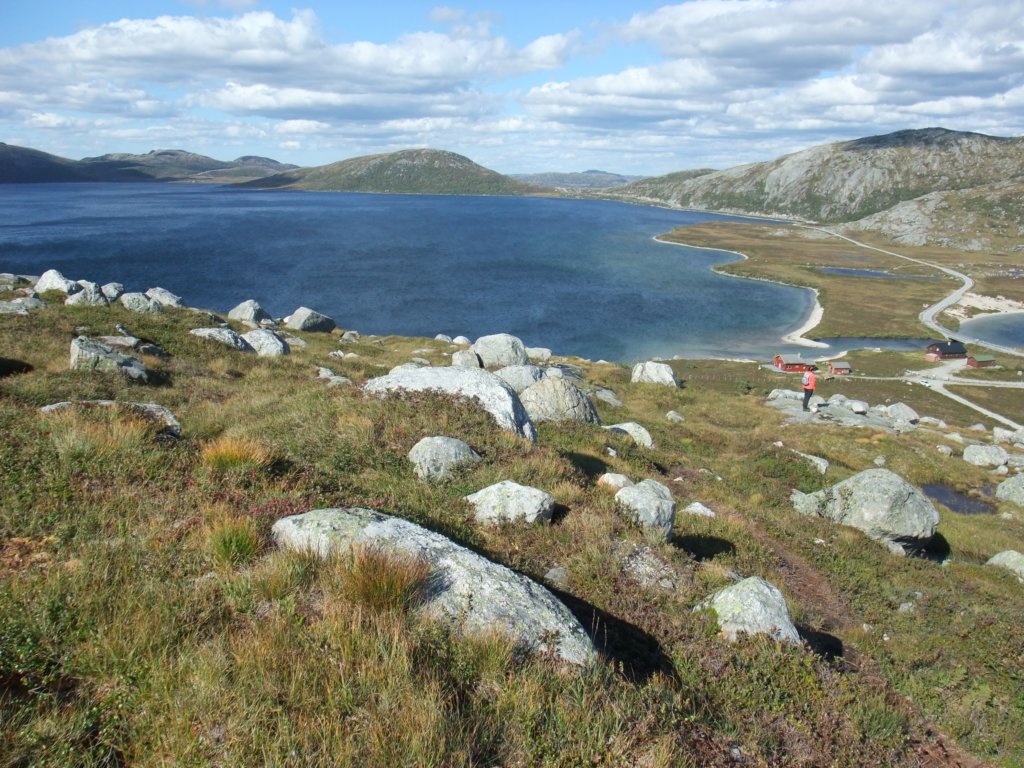 sandvatnetmedjamnarheiaibakgrunnen.jpg